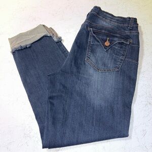 9th and Main cropped capris contouring slimming fit cute flap button pockets